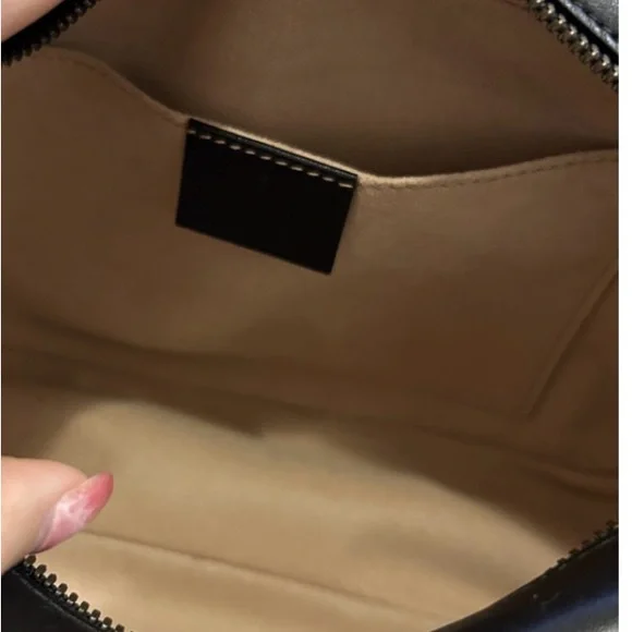 - Gorgeous. Gucci - Authentic Pre Loved Small GG Marmont Leather Crossbody. - Picture 6 of 15